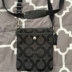 Coach crossbody. Signature canvas in black color.